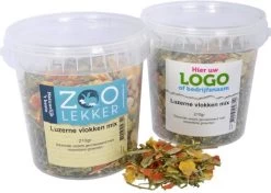 Eigen Merk Luzerne Vlokken Mix – Knaagdiersnack – 210 Gram – In Handig Emmertje